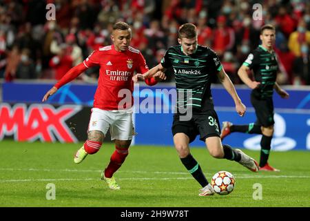 Lissabon, Portugal. 8th Dez 2021. Oleksandr Syrota von Dynamo Kiew (R) steht mit Everton von SL Benfica während des UEFA Champions League-Fußballspiels der Gruppe E zwischen SL Benfica und Dynamo Kiew am 8. Dezember 2021 im Luz-Stadion in Lissabon, Portugal, auf. (Bild: © Pedro Fiuza/ZUMA Press Wire) Stockfoto