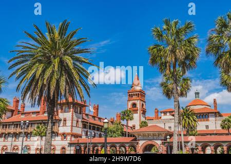 Red White Flagler College St. Augustine Florida. Small College wurde 1968 gegründet, ursprünglich wurde das Ponce de Leon Hotel 1888 von der Industriellenbahn Pion gegründet Stockfoto