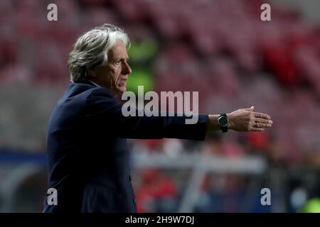 Lissabon, Portugal. 8th Dez 2021. Benficas Cheftrainer Jorge Jesus reagiert während des UEFA Champions League-Fußballspiels der Gruppe E zwischen SL Benfica und Dynamo Kiew am 8. Dezember 2021 im Luz-Stadion in Lissabon, Portugal. (Bild: © Pedro Fiuza/ZUMA Press Wire) Stockfoto