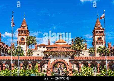 Red White Flagler College St. Augustine Florida. Small College wurde 1968 gegründet, ursprünglich wurde das Ponce de Leon Hotel 1888 von der Industriellenbahn Pion gegründet Stockfoto