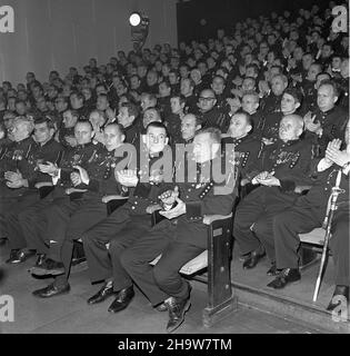 Zabrze, 1969-12-03. W Domu Muzyki i Tañca odby³y siê Centralne uroczystoœci z okazji Barbórki. Przybyli na nie przedstawiciele w³adz partyjnych i pañstwowych oraz górnicy. NZ. górnicy w galowych mundurach. pap/Stanis³aw Jakubowski Zabrze, 3. Dezember 1969. Die Feierlichkeiten zum Central Miner Day fanden im Music and Dance Club statt. An der Veranstaltung nahmen hochrangige Partei- und Staatsbeamte sowie Bergleute Teil. Im Bild: Bergleute in Uniformen. pw PAP/Stanislaw Jakubowski Stockfoto