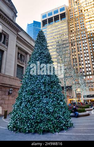 Der Weihnachtsbaum auf dem neu eröffneten fußgängerplatz trennt das Grand Central Terminal vom Supertall One Vanderbilt in New York City, USA 20 Stockfoto