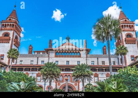 Red White Courtyard Flagler College St. Augustine Florida. Small College wurde 1968 gegründet, ursprünglich wurde das Ponce de Leon Hotel 1888 vom Industriellen rai gegründet Stockfoto
