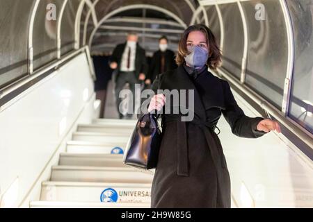 Paris, Frankreich. 08th Dez 2021. Bundesaußenministerin Annalena Baerbock startet ihre erste Auslandsreise nach Paris, Brüssel und Warschau. Hier bei der Ankunft am Flughafen in Paris. 8th. Dezember 2021 Copyright: Thomas Imo/photothek.net Credit: dpa/Alamy Live News Stockfoto