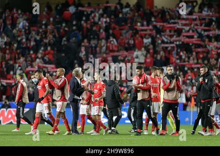 Lissabon, Portugal. 08th Dez 2021. Die Spieler von SL Benfica feiern am 8th. Dezember 2021 im Estadio da Luz, Lissabon, den Gewinn des UEFA Champions League Gruppe E-Spiels zwischen SL Benfica und FK Dynamo Kyiv. Portugal Valter Gouveia/SPP Quelle: SPP Sport Press Foto. /Alamy Live News Stockfoto