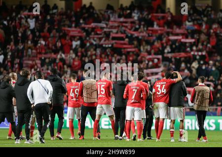 Lissabon, Portugal. 08th Dez 2021. Die Spieler von SL Benfica feiern am 8th. Dezember 2021 im Estadio da Luz, Lissabon, den Gewinn des UEFA Champions League Gruppe E-Spiels zwischen SL Benfica und FK Dynamo Kyiv. Portugal Valter Gouveia/SPP Quelle: SPP Sport Press Foto. /Alamy Live News Stockfoto