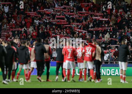 Lissabon, Portugal. 08th Dez 2021. Fans von SL Benfica feiern am 8th. Dezember 2021 im Estadio da Luz, Lissabon, den Gewinn des UEFA Champions League Gruppe E-Spiels zwischen SL Benfica und FK Dynamo Kiew. Portugal Valter Gouveia/SPP Quelle: SPP Sport Press Foto. /Alamy Live News Stockfoto