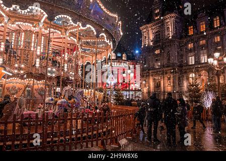 Magischer Weihnachtsmarkt in Paris, Frankreich. Wir feiern Silvester. Stockfoto