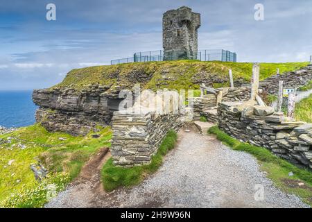 Old Moher Tower on Hags Head, Wachturm am südlichen Ende der Cliffs of Moher, beliebte Touristenattraktion, Wild Atlantic Way, County Clare, Irland Stockfoto