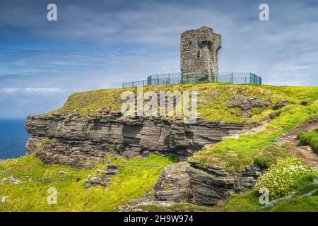 Old Moher Tower on Hags Head, Wachturm am südlichen Ende der Cliffs of Moher, beliebte Touristenattraktion, Wild Atlantic Way, County Clare, Irland Stockfoto