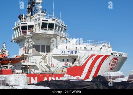 Das Rettungsschiff Proactiva 'Open Arms Uno', das imposante Boot der NGO für die 'masive Rettung', das am Dock des Hafens der Stadt Burriana festgemacht ist, Stockfoto