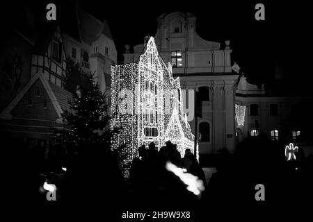 Posen, Wielkopolska, Polen. 8th Dez 2021. Hochfest der Unbefleckten Empfängnis der seligen Jungfrau Maria in der katholischen Kirche: Die Prozession des Lichts in Posen.die Prozession fand zum fünfzehnten Mal statt. Es wird von Feuerwehrleuten mit Fackeln besucht. Sie stellen auch einen Blumenstrauß auf die Statue der Unbefleckten. Das Denkmal zu Ehren der Gottesmutter steht an der Stelle, an der die erste christliche Kapelle in Polen errichtet wurde (für Herzogin Dobrawa und Prinz Mieszko I.). NUR FÜR REDAKTIONELLE ZWECKE. DIE VERÖFFENTLICHUNG IM NEGATIVEN KONTEXT IST VERBOTEN. (Bild: © Dawid Stockfoto