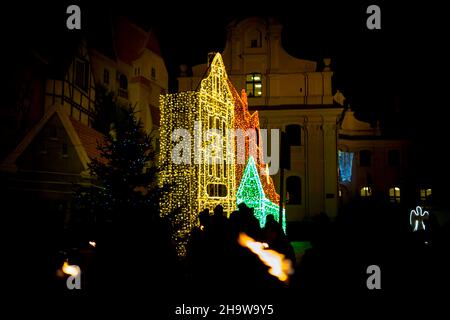 Posen, Wielkopolska, Polen. 8th Dez 2021. Hochfest der Unbefleckten Empfängnis der seligen Jungfrau Maria in der katholischen Kirche: Die Prozession des Lichts in Posen.die Prozession fand zum fünfzehnten Mal statt. Es wird von Feuerwehrleuten mit Fackeln besucht. Sie stellen auch einen Blumenstrauß auf die Statue der Unbefleckten. Das Denkmal zu Ehren der Gottesmutter steht an der Stelle, an der die erste christliche Kapelle in Polen errichtet wurde (für Herzogin Dobrawa und Prinz Mieszko I.). NUR FÜR REDAKTIONELLE ZWECKE. DIE VERÖFFENTLICHUNG IM NEGATIVEN KONTEXT IST VERBOTEN. (Bild: © Dawid Stockfoto