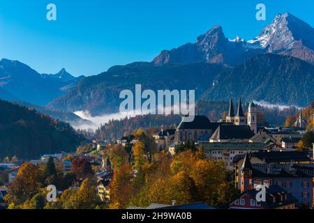 Panoramablick auf Berchtesgaden mit Zwillingstürmen der Stiftskirche St. Peter und Johannes der Täufer und dem Watzmann, Oberbayern, Süddeutschland Stockfoto