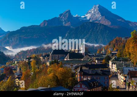 Panoramablick auf Berchtesgaden mit Zwillingstürmen der Stiftskirche St. Peter und Johannes der Täufer und dem Watzmann, Oberbayern, Süddeutschland Stockfoto