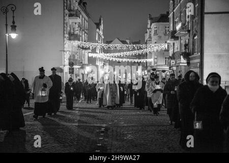 Posen, Wielkopolska, Polen. 8th Dez 2021. Hochfest der Unbefleckten Empfängnis der seligen Jungfrau Maria in der katholischen Kirche: Die Prozession des Lichts in Posen.die Prozession fand zum fünfzehnten Mal statt. Es wird von Feuerwehrleuten mit Fackeln besucht. Sie stellen auch einen Blumenstrauß auf die Statue der Unbefleckten. Das Denkmal zu Ehren der Gottesmutter steht an der Stelle, an der die erste christliche Kapelle in Polen errichtet wurde (für Herzogin Dobrawa und Prinz Mieszko I.). Auf dem Bild: erzbischof Stanislaw Gadecki (C). NUR FÜR REDAKTIONELLE ZWECKE. DIE PUBLIKATION IN DER NEGA Stockfoto