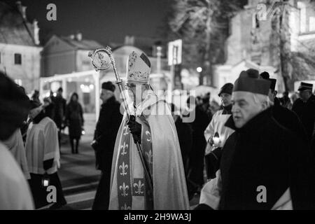 Posen, Wielkopolska, Polen. 8th Dez 2021. Hochfest der Unbefleckten Empfängnis der seligen Jungfrau Maria in der katholischen Kirche: Die Prozession des Lichts in Posen.die Prozession fand zum fünfzehnten Mal statt. Es wird von Feuerwehrleuten mit Fackeln besucht. Sie stellen auch einen Blumenstrauß auf die Statue der Unbefleckten. Das Denkmal zu Ehren der Gottesmutter steht an der Stelle, an der die erste christliche Kapelle in Polen errichtet wurde (für Herzogin Dobrawa und Prinz Mieszko I.). Auf dem Bild: erzbischof Stanislaw Gadecki (C). NUR FÜR REDAKTIONELLE ZWECKE. DIE PUBLIKATION IN DER NEGA Stockfoto