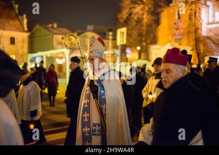 Posen, Wielkopolska, Polen. 8th Dez 2021. Hochfest der Unbefleckten Empfängnis der seligen Jungfrau Maria in der katholischen Kirche: Die Prozession des Lichts in Posen.die Prozession fand zum fünfzehnten Mal statt. Es wird von Feuerwehrleuten mit Fackeln besucht. Sie stellen auch einen Blumenstrauß auf die Statue der Unbefleckten. Das Denkmal zu Ehren der Gottesmutter steht an der Stelle, an der die erste christliche Kapelle in Polen errichtet wurde (für Herzogin Dobrawa und Prinz Mieszko I.). Auf dem Bild: erzbischof Stanislaw Gadecki (C). NUR FÜR REDAKTIONELLE ZWECKE. DIE PUBLIKATION IN DER NEGA Stockfoto