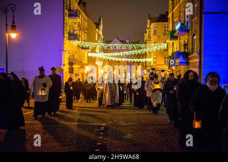 Posen, Wielkopolska, Polen. 8th Dez 2021. Hochfest der Unbefleckten Empfängnis der seligen Jungfrau Maria in der katholischen Kirche: Die Prozession des Lichts in Posen.die Prozession fand zum fünfzehnten Mal statt. Es wird von Feuerwehrleuten mit Fackeln besucht. Sie stellen auch einen Blumenstrauß auf die Statue der Unbefleckten. Das Denkmal zu Ehren der Gottesmutter steht an der Stelle, an der die erste christliche Kapelle in Polen errichtet wurde (für Herzogin Dobrawa und Prinz Mieszko I.). Auf dem Bild: erzbischof Stanislaw Gadecki (C). NUR FÜR REDAKTIONELLE ZWECKE. DIE PUBLIKATION IN DER NEGA Stockfoto