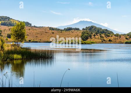 Blick auf den Biviere See mit Vulkan Ätna, Nationalpark Nebrodi, Sizilien, Italien Stockfoto