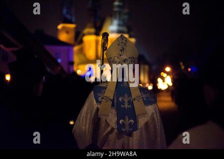 Posen, Wielkopolska, Polen. 8th Dez 2021. Hochfest der Unbefleckten Empfängnis der seligen Jungfrau Maria in der katholischen Kirche: Die Prozession des Lichts in Posen.die Prozession fand zum fünfzehnten Mal statt. Es wird von Feuerwehrleuten mit Fackeln besucht. Sie stellen auch einen Blumenstrauß auf die Statue der Unbefleckten. Das Denkmal zu Ehren der Gottesmutter steht an der Stelle, an der die erste christliche Kapelle in Polen errichtet wurde (für Herzogin Dobrawa und Prinz Mieszko I.). Auf dem Bild: erzbischof Stanislaw Gadecki (C). NUR FÜR REDAKTIONELLE ZWECKE. DIE PUBLIKATION IN DER NEGA Stockfoto