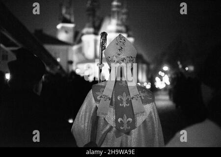 Posen, Wielkopolska, Polen. 8th Dez 2021. Hochfest der Unbefleckten Empfängnis der seligen Jungfrau Maria in der katholischen Kirche: Die Prozession des Lichts in Posen.die Prozession fand zum fünfzehnten Mal statt. Es wird von Feuerwehrleuten mit Fackeln besucht. Sie stellen auch einen Blumenstrauß auf die Statue der Unbefleckten. Das Denkmal zu Ehren der Gottesmutter steht an der Stelle, an der die erste christliche Kapelle in Polen errichtet wurde (für Herzogin Dobrawa und Prinz Mieszko I.). Auf dem Bild: erzbischof Stanislaw Gadecki (C). NUR FÜR REDAKTIONELLE ZWECKE. DIE PUBLIKATION IN DER NEGA Stockfoto