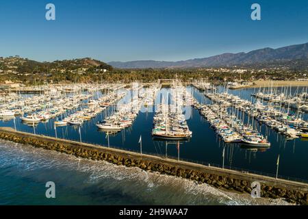 Luftaufnahme von Santa Barbara Harbour und Breakwater, Santa Barbara, Kalifornien Stockfoto
