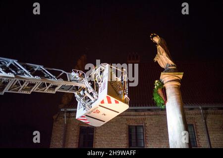 Posen, Wielkopolska, Polen. 8th Dez 2021. Hochfest der Unbefleckten Empfängnis der seligen Jungfrau Maria in der katholischen Kirche: Die Prozession des Lichts in Posen.die Prozession fand zum fünfzehnten Mal statt. Es wird von Feuerwehrleuten mit Fackeln besucht. Sie stellen auch einen Blumenstrauß auf die Statue der Unbefleckten. Das Denkmal zu Ehren der Gottesmutter steht an der Stelle, an der die erste christliche Kapelle in Polen errichtet wurde (für Herzogin Dobrawa und Prinz Mieszko I.). NUR FÜR REDAKTIONELLE ZWECKE. DIE VERÖFFENTLICHUNG IM NEGATIVEN KONTEXT IST VERBOTEN. (Bild: © Dawid Stockfoto