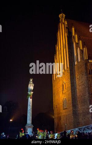 Posen, Wielkopolska, Polen. 8th Dez 2021. Hochfest der Unbefleckten Empfängnis der seligen Jungfrau Maria in der katholischen Kirche: Die Prozession des Lichts in Posen.die Prozession fand zum fünfzehnten Mal statt. Es wird von Feuerwehrleuten mit Fackeln besucht. Sie stellen auch einen Blumenstrauß auf die Statue der Unbefleckten. Das Denkmal zu Ehren der Gottesmutter steht an der Stelle, an der die erste christliche Kapelle in Polen errichtet wurde (für Herzogin Dobrawa und Prinz Mieszko I.). NUR FÜR REDAKTIONELLE ZWECKE. DIE VERÖFFENTLICHUNG IM NEGATIVEN KONTEXT IST VERBOTEN. (Bild: © Dawid Stockfoto