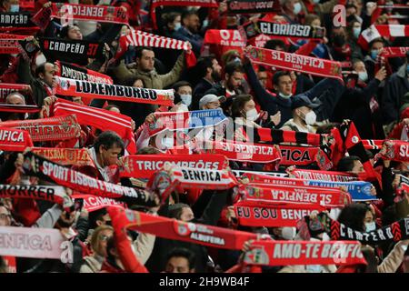 Lissabon, Portugal. 08th Dez 2021. Die Fans von SL Benfica sehen sich vor dem UEFA Champions League-Spiel der Gruppe E zwischen SL Benfica und FK Dynamo Kiew am 8th. Dezember 2021 im Estadio da Luz, Lissabon, an. Portugal Valter Gouveia/SPP Quelle: SPP Sport Press Foto. /Alamy Live News Stockfoto