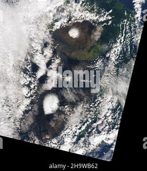 7. Dezember 2021 - Hawaii - In der ersten Dezemberwoche 2021 Entwickelte Sich Nordwestlich von Hawaii ein Niederdrucksystem namens „kona low“, das Schnee auf den Gipfeln von Mauna Kea und Mauna Loa fallen ließ. Der Sturm brachte auch starke Winde, heftige Niederschläge und Sturzfluten, zusammen mit Berichten über Erdrutsche, abgestürzte Bäume und Stromausfälle. Einige Straßen und Schulen wurden geschlossen, und der Gouverneur von Hawaii erklärte den Ausnahmezustand. Auf Oahu erhielt der Flughafen von Honolulu am 6. Dezember 7,92 Zoll (20,12 Zentimeter) Regen, was den Tagesrekord für Dezember brach. (Bild: © NASA Earth/ZUMA Press Wire Stockfoto