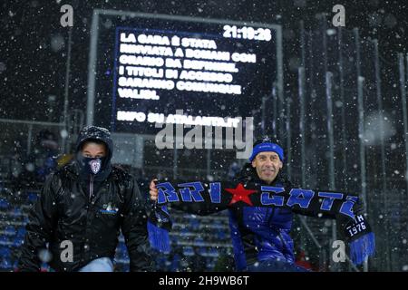 Bergamo, Italien. 08th Dez 2021. Atalanta Fans als Schnee fällt während Atalanta BC gegen Villarreal, UEFA Champions League Fußballspiel in Bergamo, Italien, 08 2021. Dezember Quelle: Independent Photo Agency/Alamy Live News Stockfoto