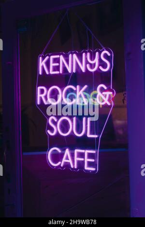 BRIGHTON UND HOVE, GROSSBRITANNIEN - 17. Nov 2021: Eine vertikale Aufnahme des Neonzeichens von Kennys Rock and Roll Soul Cafe bei Nacht in Brighton und Hove, Th Stockfoto