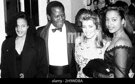 Sidney Poitier Ehefrau Joanna Shimkus Töchter Sydney Tamila Poitier Anika Poitier 1982 Foto von John Barrett/PHOTOlink Stockfoto