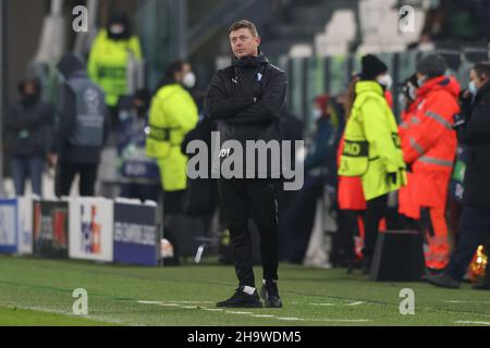 Turin, Italien, 8th. Dezember 2021. Jon Dahl Tomasson, Cheftrainer von Malmo FF, schaut während des UEFA Champions League-Spiels im Juventus-Stadion in Turin zu. Bildnachweis sollte lauten: Jonathan Moscrop / Sportimage Kredit: Sportimage/Alamy Live News Stockfoto