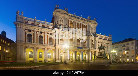 Nachtansicht der hinteren Fassade des Palazzo Carignano, Turin Stockfoto