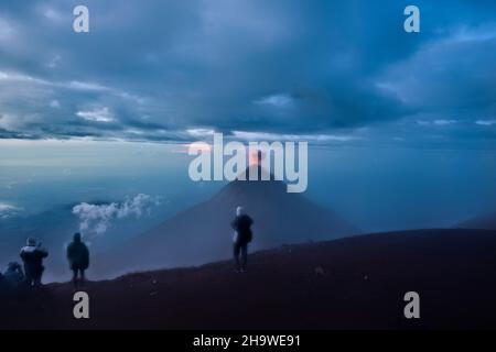 Bergsteiger auf Acatenango beobachten den Ausbruch des Fuego-Vulkans, Antigua, Guatemala Stockfoto