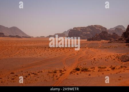 Autoreifen in der Wüste Wadi Rum, Jordanien, April Stockfoto