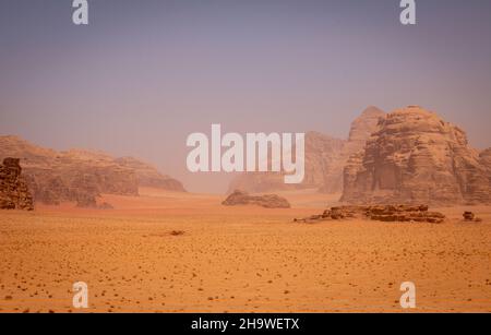 Wandern in der Wadi Rum Wüste, Jordanien, im April Stockfoto