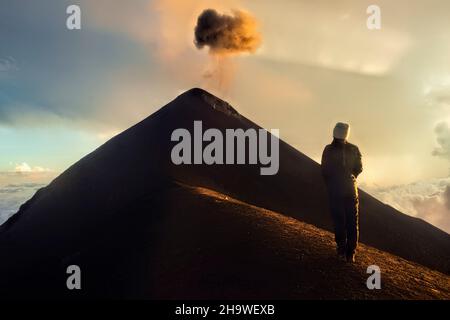 Beobachten des Vulkanausbruchs des Fuego, Antigua, Guatemala Stockfoto