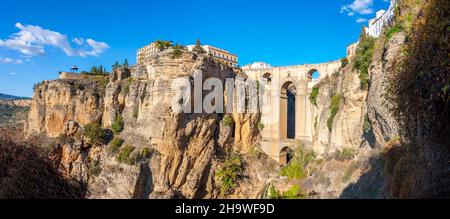 Panoramablick auf die Schlucht, die Altstadt und die Brücke in der mittelalterlichen Stadt Ronda, Spanien, in der Region Südandalusien. Stockfoto