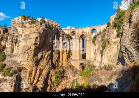 Panoramablick auf die Schlucht, die Altstadt und die Brücke in der mittelalterlichen Stadt Ronda, Spanien, in der Region Südandalusien. Stockfoto