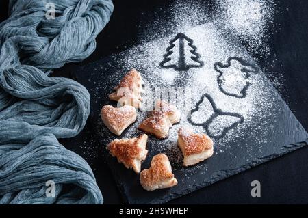 Hausgemachte verschiedene weihnachten Lebkuchen. Weihnachten Backen schwarzen Hintergrund Stockfoto