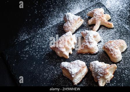 Hausgemachte verschiedene Weihnachten Backen Lebkuchen Plätzchen Essen auf dunklem Hintergrund Stockfoto