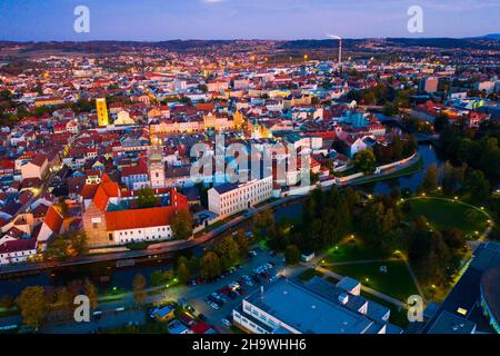 Luftaufnahme von Ceske Budejovice in der Abenddämmerung, Tschechische Republik Stockfoto