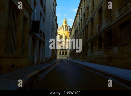 Kathedrale am Ende der Straße. Schmale Straße von Paris Stockfoto