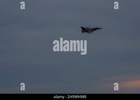 Ein US-Pilot der Luftwaffe, der dem 79th Fighter Squadron zugewiesen wurde, fliegt eine F-16 Viper über der Shaw Air Force Base, South Carolina, 6. Dezember 2021. Die Hauptaufgabe des 20th Fighter Wings ist die Unterdrückung feindlicher Luftverteidigungen. (USA Luftwaffe Foto von Airman 1st Klasse Isaac Nicholson) Stockfoto