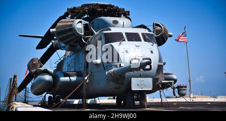 HAFEN VON DSCHIBUTI, Dschibuti (Dez 3, 2021) – Ein CH-53E Super Hengst mit der 11th Marine Expeditionary Unit (11th MEU), der an das amphibische Transportschiff USS Portland (LPD 27) angeschlossen ist, sitzt auf dem Flugdeck. Portland wird im Hafen von Dschibuti für einen Besuch im Bereich Nachhaltigkeit und Logistik vertäut, der von der Versorgungsabteilung von Camp Lemonnier unterstützt wird. Das Camp Lemonnier, Dschibuti, dient als Expeditionskreuz für US-Streitkräfte, die Schiffe, Flugzeuge und Personal unterstützen, die die Sicherheit in ganz Europa, Afrika und Südwestasien gewährleisten. Die Basis ermöglicht maritime und Kampfeinsätze in der Stockfoto