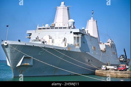 HAFEN VON DSCHIBUTI, Dschibuti (Dez 3, 2021) – das amphibische Transportschiff USS Portland (LPD 27) der US-Marine wird im Hafen von Dschibuti für einen Besuch im Bereich Nachhaltigkeit und Logistik mit Unterstützung der Versorgungsabteilung von Camp Lemonnier vertäut. Das Camp Lemonnier, Dschibuti, dient als Expeditionskreuz für US-Streitkräfte, die Schiffe, Flugzeuge und Personal unterstützen, die die Sicherheit in ganz Europa, Afrika und Südwestasien gewährleisten. Die Basis ermöglicht See- und Kampfeinsätze am Horn von Afrika und fördert gleichzeitig positive Beziehungen zwischen den USA und Afrika. (USA Navy Foto von Information Systems Technician 2N Stockfoto