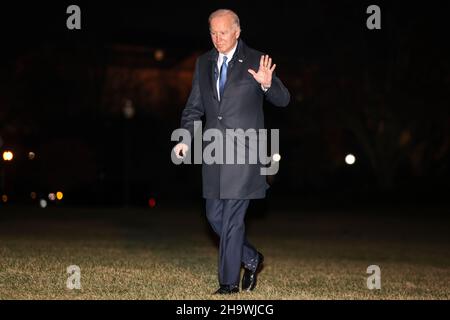 Washignton, USA. 08th Dez 2021. Präsident Joe Biden winkt, als er am 8. Dezember 2021 nach einer Reise nach Kansas City, Missouri, auf dem South Lawn des Weißen Hauses in Washington, DC, spaziert. (Foto von Oliver Contreras/Sipa USA) Quelle: SIPA USA/Alamy Live News Stockfoto